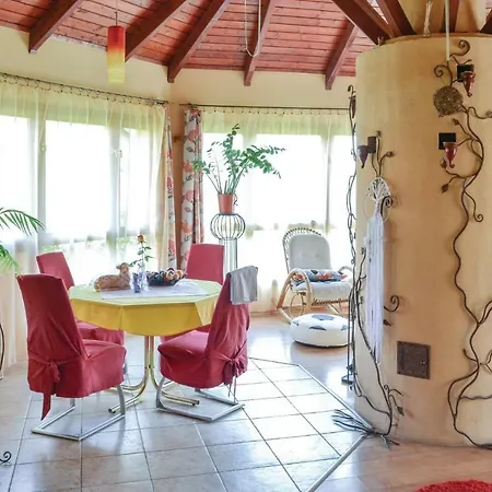 펜션 Three-bedroom Holiday In 캐스포바