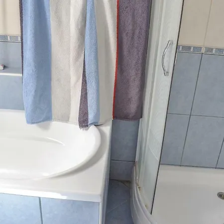 Three-bedroom Holiday In 캐스포바